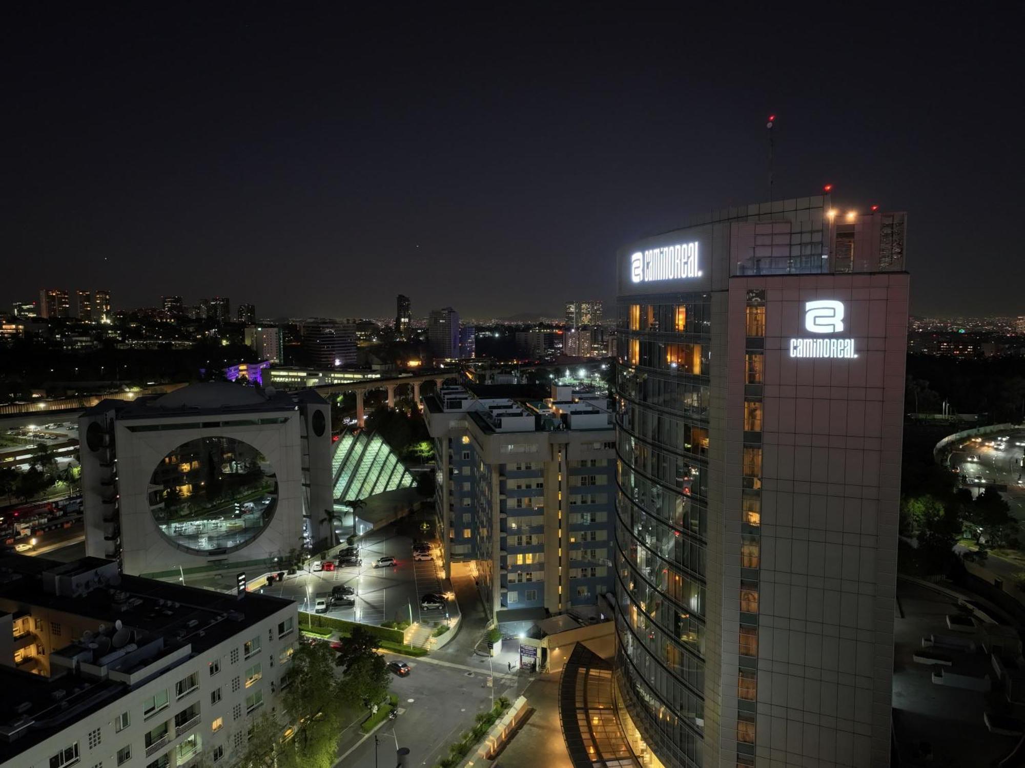 卡米诺里尔圣塔菲酒店 墨西哥城 外观 照片 View of the complex at night